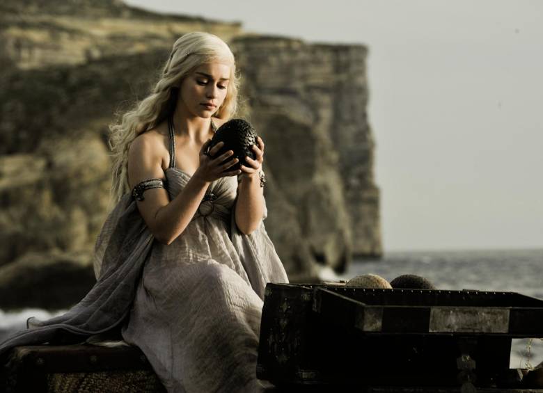 Daenerys Targaryen con los tres huevos que le regalaron en su boda. FOTO Cortesía HBO.