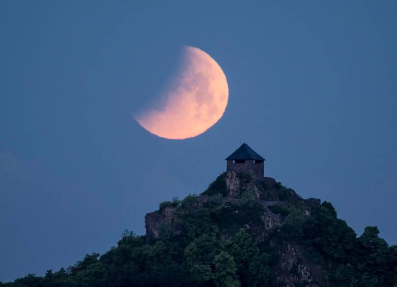 Eclipse lunar desde Hungría. FOTO: EFE