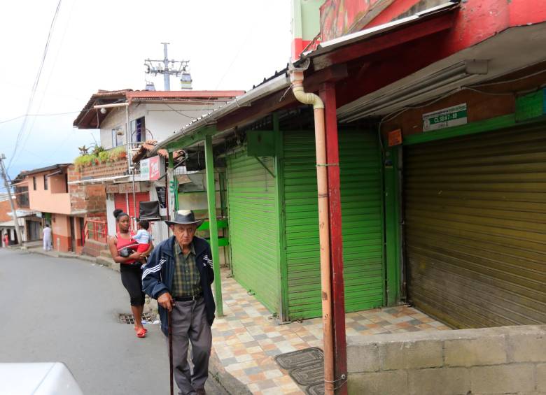 Así lucían los negocios de tres barrios del oriente de Medellín por las intimidaciones del Clan del Golfo. Policía hizo presencia en la zona para tratar de normalizar la situación. FOTO jaime perez
