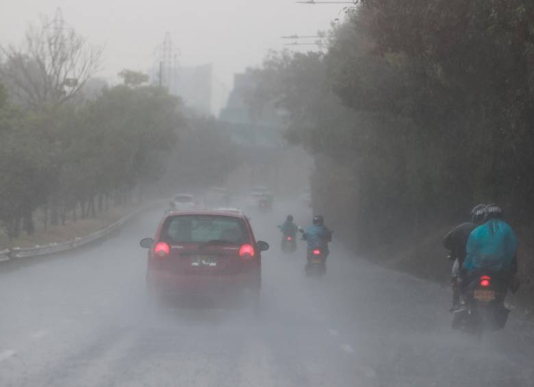 Las fuertes lluvias comenzaron en el sur del Valle de Aburrá y luego se extendieron a Medellín. FOTO: Manuel Saldarriaga