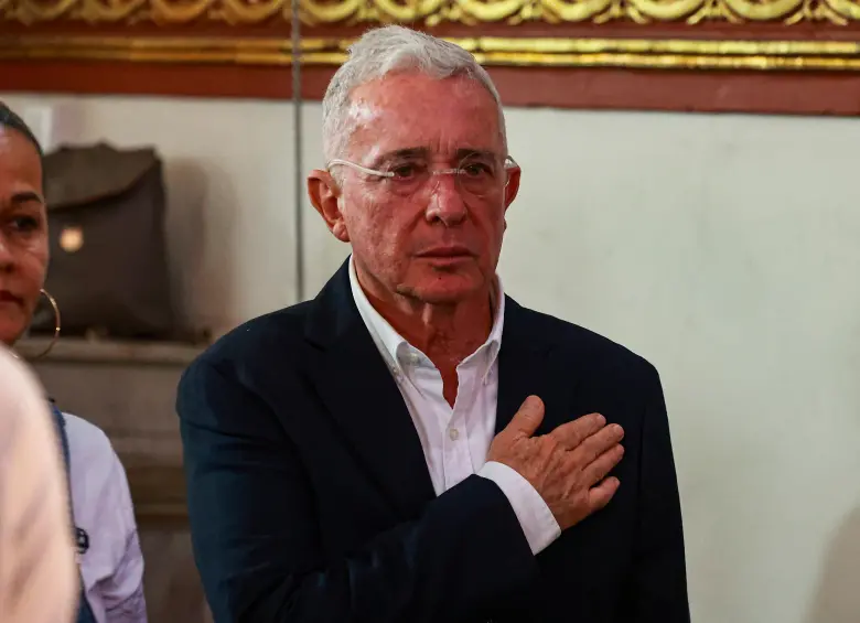 El expresidente asistió este domingo a una eucaristía en la iglesia San José, en el Centro de Medellín. FOTO: Manuel Saldarriaga
