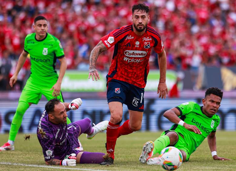 El resultado deja un sabor agridulce para Nacional que dejó escapar la victoria en los últimos minutos, mientras que Medellín celebró el empate como un triunfo. Foto: Manuel Saldarriaga Quintero.
