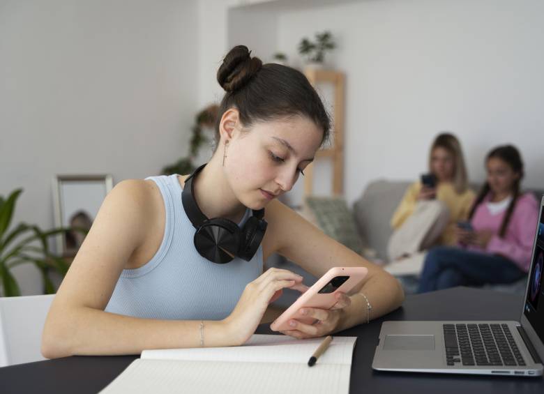 Un estudio de Common Sense Media concluyó que las protecciones de ChatGPT para menores no funcionan de manera fiable y calificó la herramienta de “riesgo inaceptable”. FOTO Europa Press