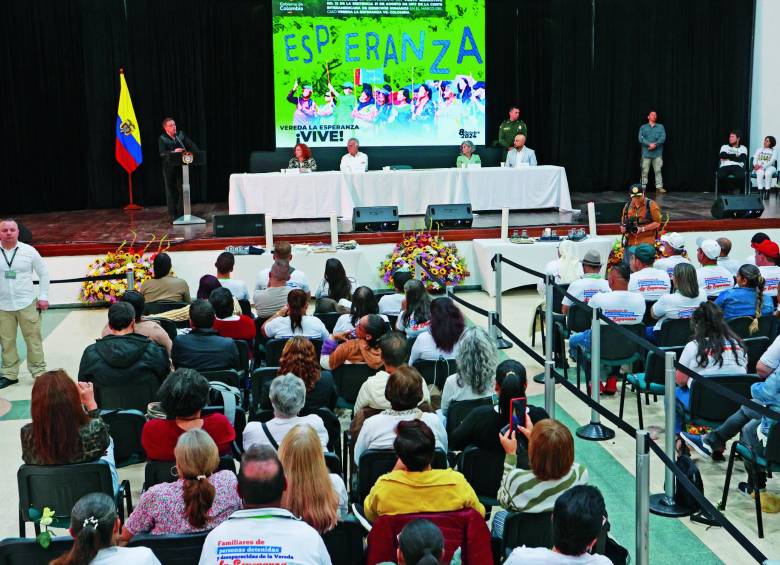 En el acto de perdón y reconocimiento hubo una eucaristía, canciones y videos tristes y testimonios de las victimas. FOTO Manuel Saldarriaga