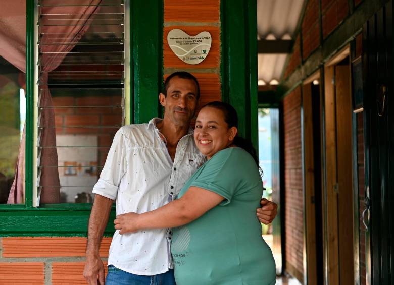 Fredy Alberto y Luz Alba, beneficiados de VIVA en Caicedo. Foto: CORTESÍA