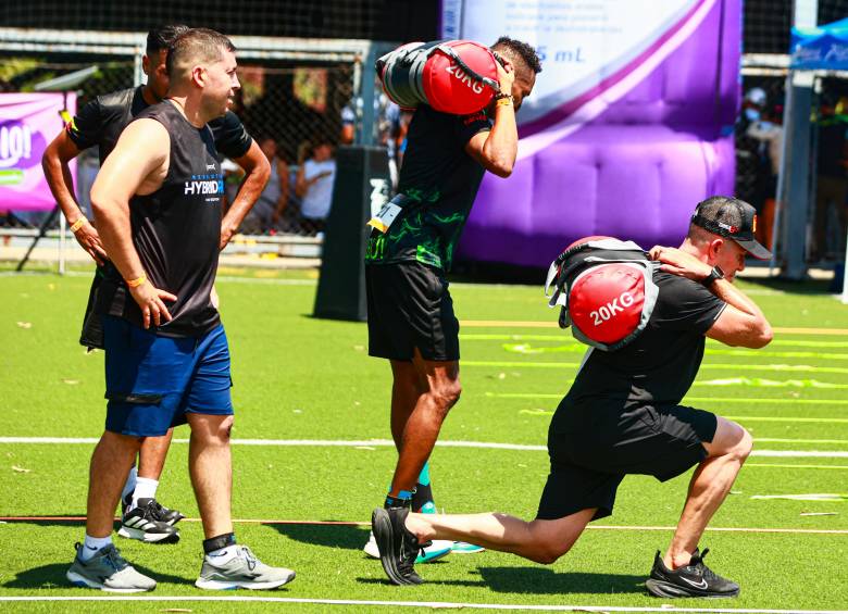 En estaciones especialmente diseñadas, los deportistas debían realizar ejercicios como burpees, levantamiento de pesas, arrastre de trineo, salto de obstáculos y sprints cortos, alternando con tramos de trote que desafiaban su resistencia cardiovascular. Foto: Manuel Saldarriaga Quintero.
