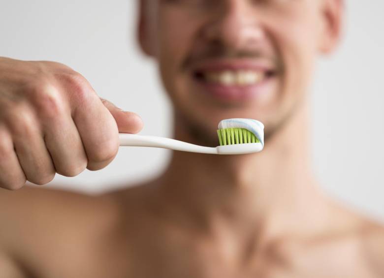 Un cepillo de dientes viejo puede albergar bacterias que terminarían en la boca. FOTO: Freepik