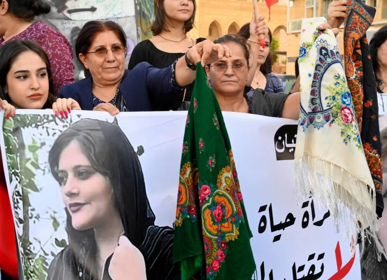 Las mujeres se quitan el velo para resistir con históricas protestas en las calles de Irán 
