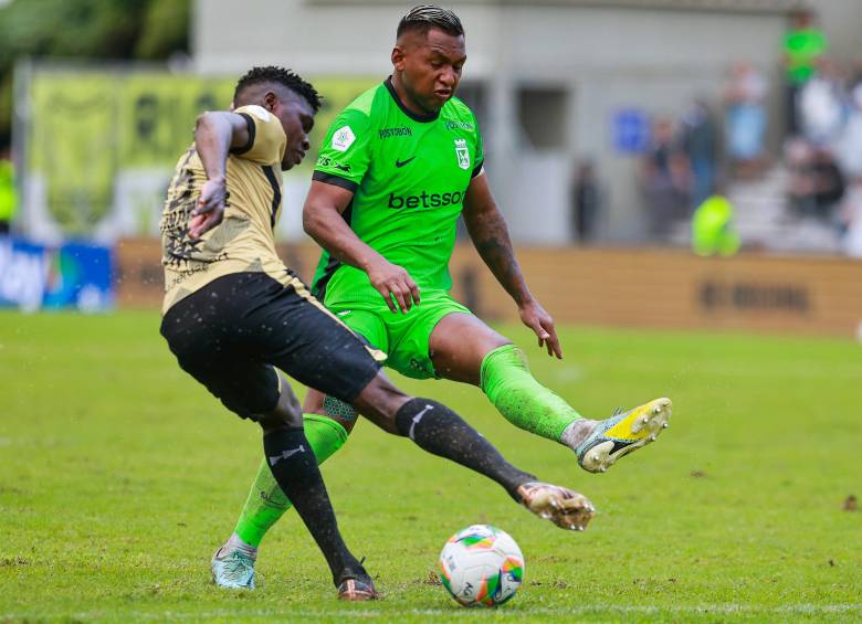Diego Hernández, de Águilas, y Alfredo Morelos, de Nacional. Foto: Manuel Saldarriaga Quintero.