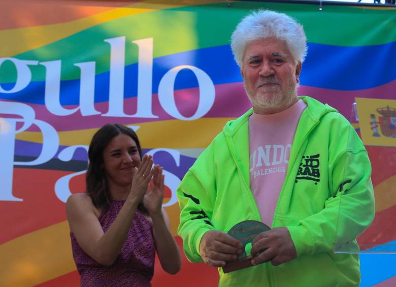 Pedro Almodóvar recibiendo el reconocimiento en los premios Arcoíris de Igualdad. FOTO EFE