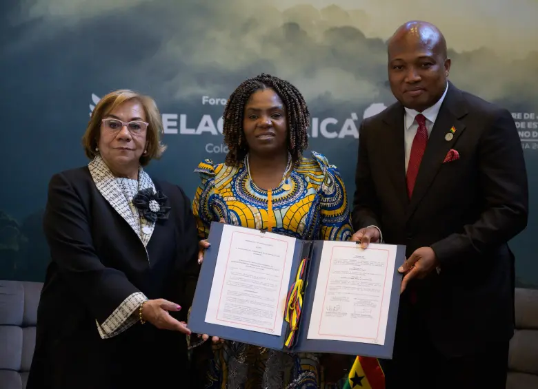 El acuerdo entre los Ministerios de Transporte de ambos países busca fortalecer la conectividad marítima, optimizar procesos logísticos y consolidar a Colombia como una puerta estratégica de entrada al continente africano. En la foto Rosa Yolanda Villavicencio, canciller; Francia Márquez, vicepresidenta; y Samuel Okudzeto Ablakwa, ministro de Asuntos Exteriores de Ghana. FOTO: Cancillería
