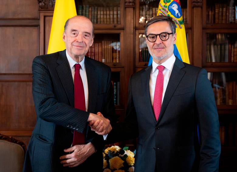 Canciller Álvaro Leyva con el embajador de Venezuela en Colombia, Félix Plasencia. FOTO: CORTESÍA CANCILLERÍA