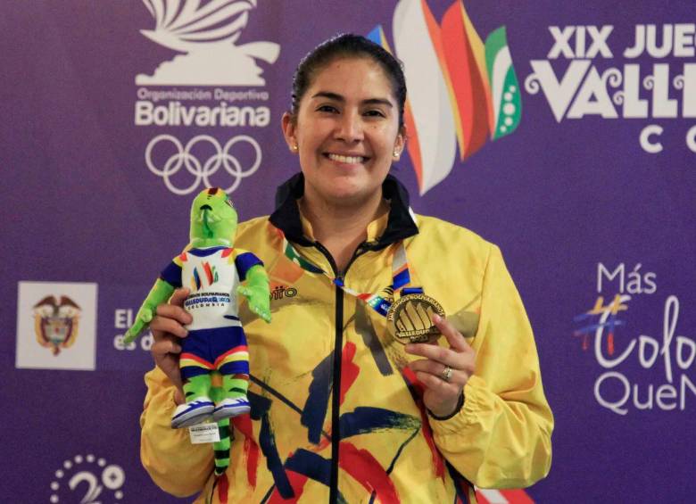 María José Rodríguez celebra su oro en la modalidad individual de los bolos en los Juegos. FOTO cortesía fedepatín 