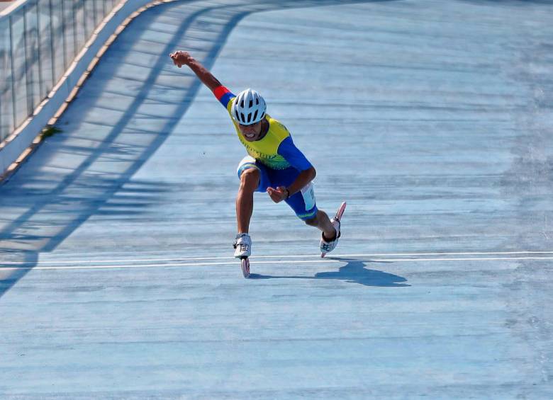 El vallecaucano Jhon Edward Tascón en acción, durante la disputa de los 200 metros en el patinaje de carreras. FOTO cortesía COC