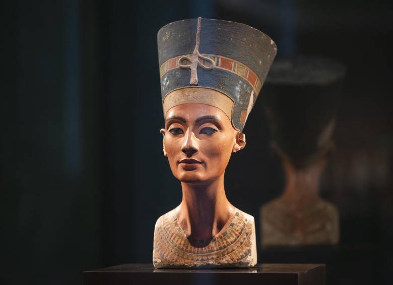 El busto de Nefertiti fue descubierto en 1912 en Amarna, Egipto, por una expedición alemana dirigida por el egiptólogo Ludwig Borchardt. Desde 1913 se encuentra exhibido en un museo de Berlín. FOTO Picture-Alliance via AFP