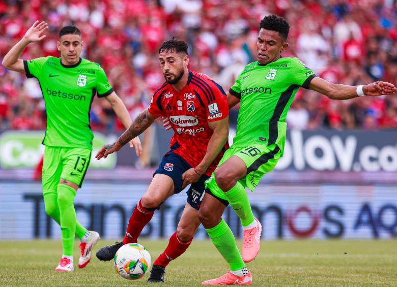 El partido, jugado ante un estadio lleno y con un ambiente electrizante, terminó con un empate 1-1, en un encuentro vibrante que incluyó goles, momentos de tensión y hasta tres futbolistas expulsados. Foto: Manuel Saldarriaga Quintero.