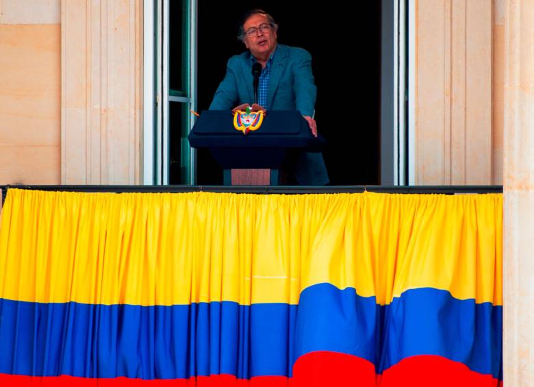 El presidente Gustavo Petro también ha agudizado su discurso en los “balconazos”. Tanto la oposición como sus aliados le critican el desmedido uso de Twitter. Él dice que así se “comunica con el pueblo”. FOTO GETTY