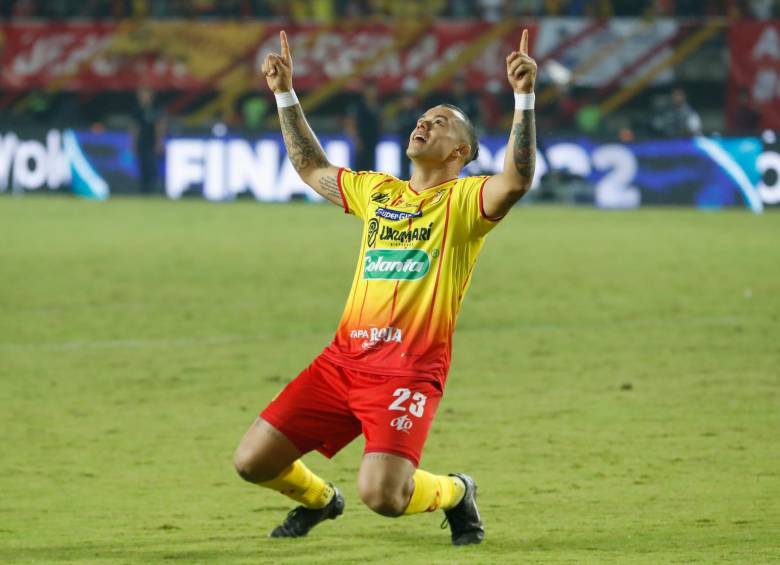 El goleador del Pereira, Leonardo Castro, celebrando el título de su equipo. FOTO MANUEL SALDARRIAGA