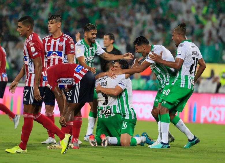 El equipo dirigido por Hernán Darío Herrerá logró remontar con el apoyo de su público, que llenó el estadio Atanasio Girardot. FOTO jaime pérez