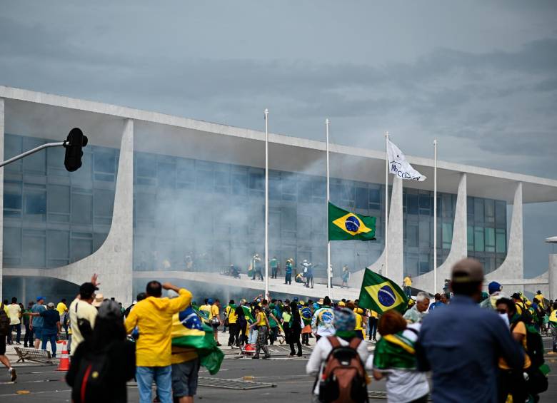 Lula aseguró que radicales fueron “estimulados” por el expresidente Bolsonaro para invadir las sedes del Gobierno en Brasilia. FOTO: EFE