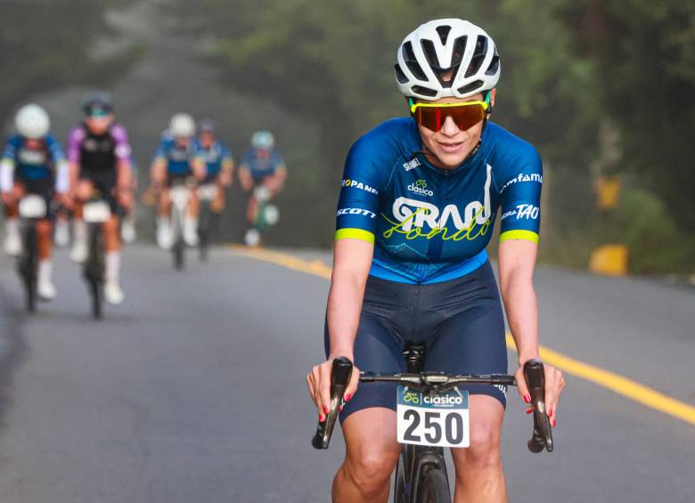 La jornada comenzó temprano, con el sol apenas asomándose sobre las montañas del Oriente. Equipados con sus bicicletas, uniformes y una gran dosis de entusiasmo, los ciclistas alinearon sus ruedas en un evento que, año tras año, fortalece la cultura del deporte, el encuentro familiar y el amor por el ciclismo recreativo. Foto: Manuel Saldarriaga Quintero.
