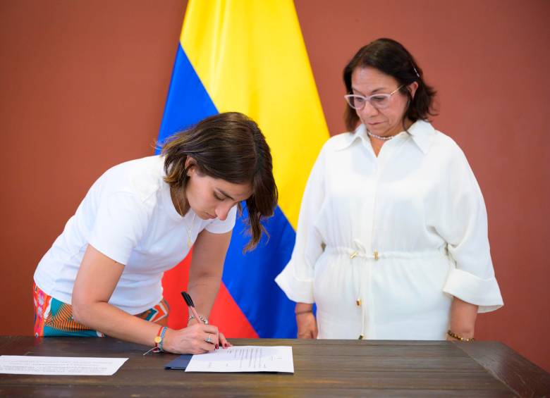 Villavicencio (derecha) fue posesionada por la propia Sarabia en junio pasado en un evento al que asistieron los senadores petristas León Fredy Muñoz y Gloria Flórez. FOTO: CANCILLERÍA