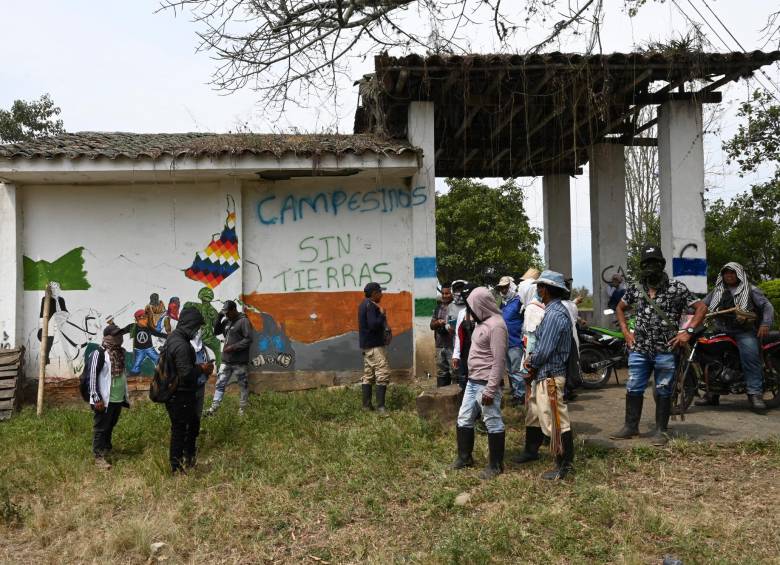 Los indígenas dice que continuarán con la toma de fincas (foto Cauca) para salvarlas de los males hechos por la industria. FOTO afp