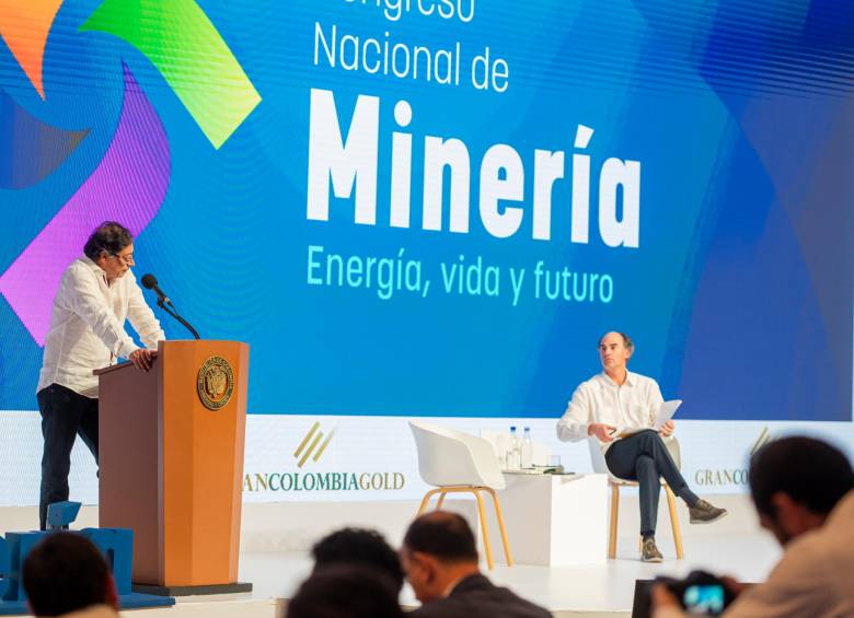 El presidente Gustavo Petro, ayer, en el cierre del Congreso Nacional de Minería (ACM), junto a Juan Camilo Nariño, presidente de la ACM. Foto CORTESÍA ACM