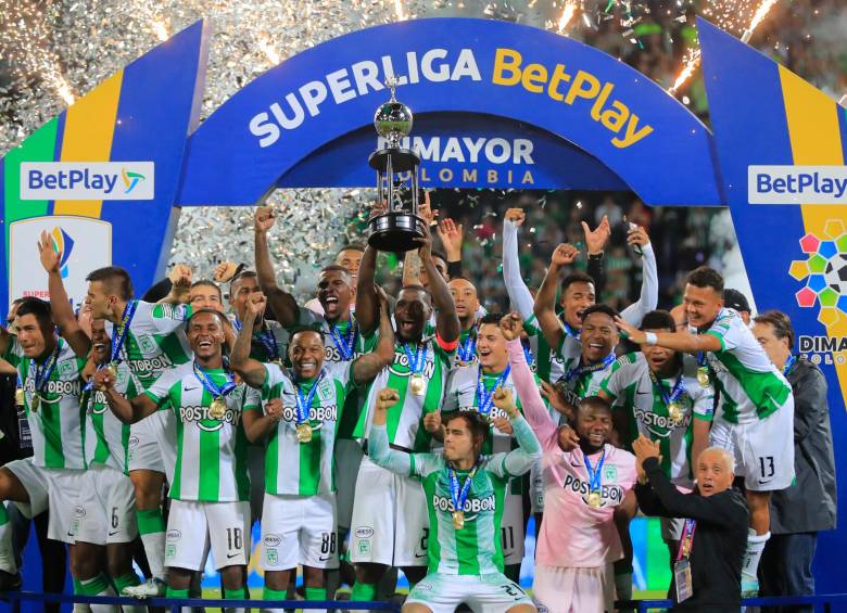 Nacional festeja su tercera Superliga y el título número 32 de su historia. FOTO JAIME PÉREZ