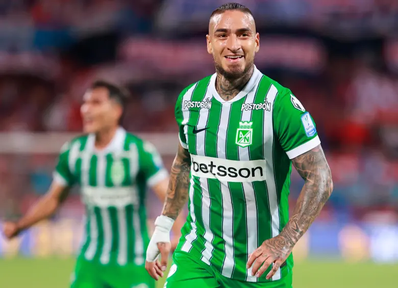 Nacional festejó el triunfo sobre el final en el Atanasio, después de que “Chicho” Arango generara el autogol del DIM. FOTO MANUEL SALDARRIAGA