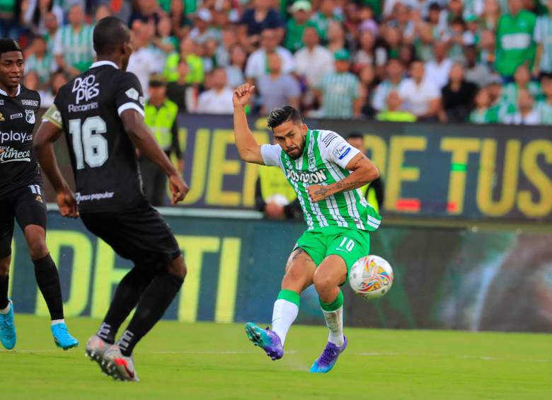Este fue el momento del gol del “Rifle” Andrade que abrió la senda victoriosa ante el Cali. FOTO JAIME PÉREZ