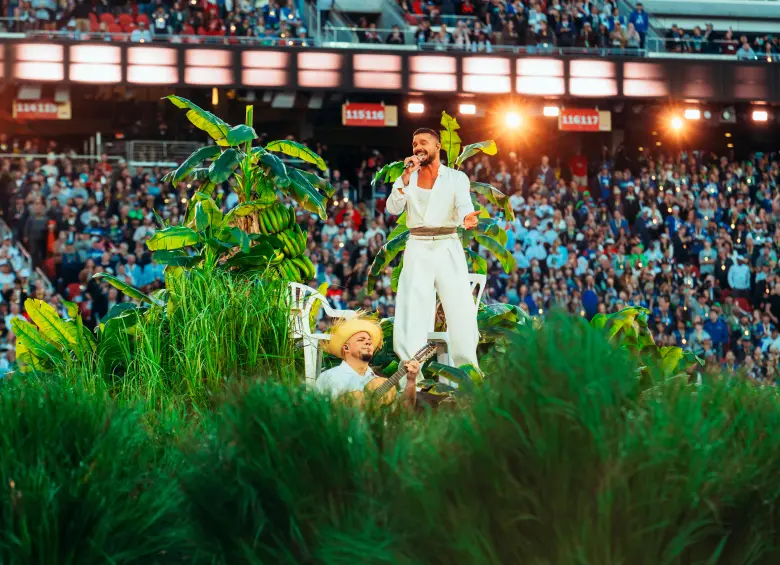 El set en el que cantó Ricky Martin traia la portada del disco DTmF. FOTO Eric Rojas / Bad Bunny