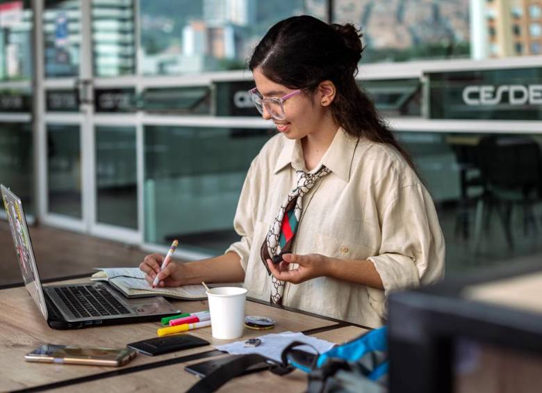 Las becas de Cesde y Comfama permiten estudiar con enfoque en IA e inglés técnico en Medellín, Bello y Rionegro. FOTO cortesía