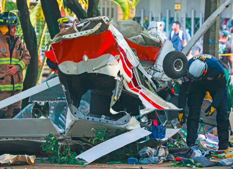 Así quedó la aeronave siniestrada en el barrio Estadio, de Medellín, luego de la emergencia registrada el viernes. Tenía planeado aterrizar en el estadio Atanasio Girardot. FOTO MANUEL SALDARRIAGA