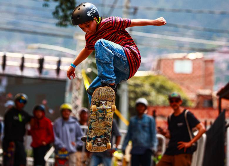 Desafiando las inclinadas calles del barrio —que por su pendiente parecen auténticas paredes—, los deportistas ofrecieron un espectáculo de destreza y valentía en uno de los eventos de skate más extremos y esperados de Colombia. Foto: Manuel Saldarriaga Quintero.