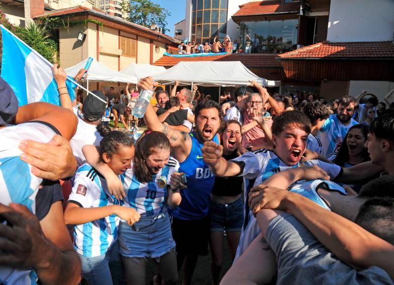 Hinchas argentinos celebraron en Buenos Aires el paso de su selección a la final del Mundial de Qatar. FOTO: EFE