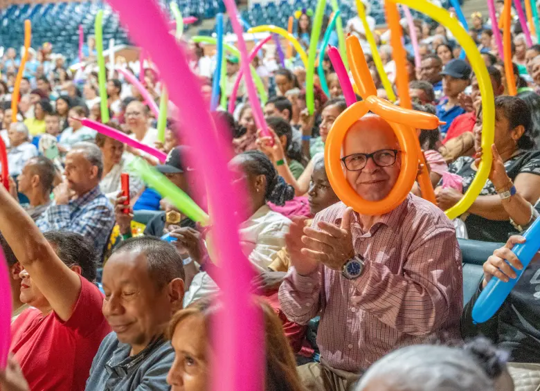 Celebración, en medio de globos y aplausos por las familias beneficiadas. FOTO Cortesía FIMLM.
