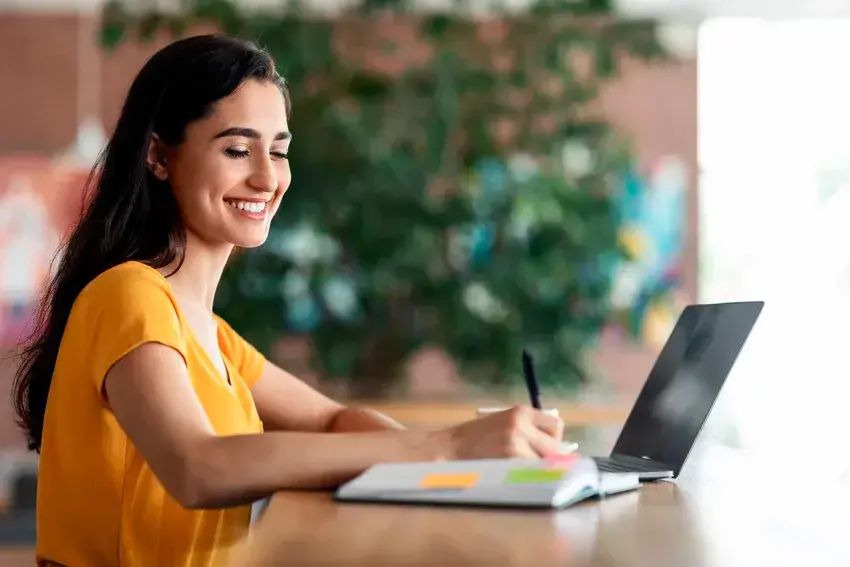 Joven que está a punto de graduarse inscribiéndose al evento de Magneto para dar su primer paso en el mercado laboral. FOTO: Shutterstock