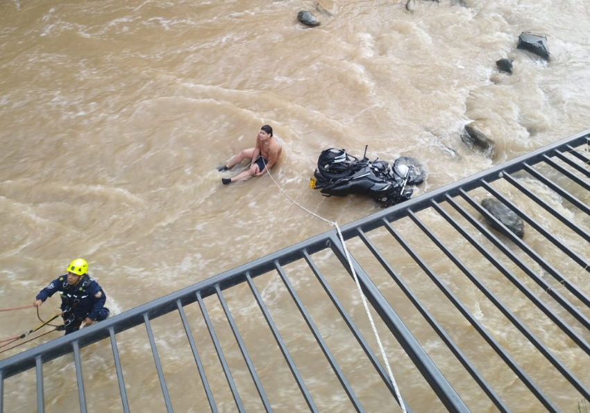 Hombre que cayó con su moto a la quebrada Doña María fue rescatado por los bomberos. FOTO: REDES SOCIALES