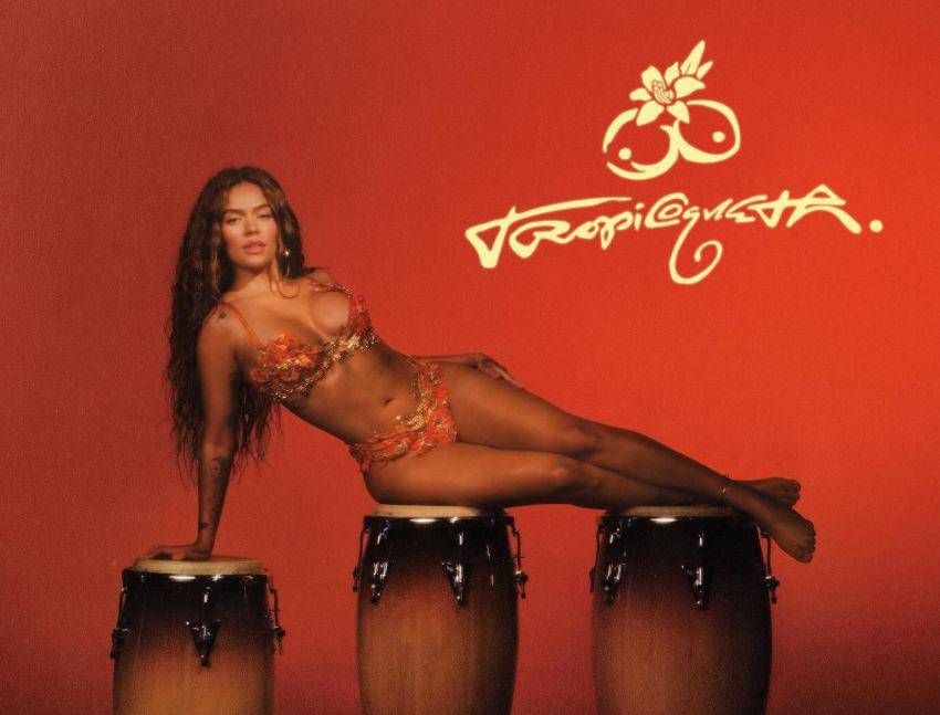 Karol G posa sobre tres congas en tonos naranjas para la portada oficial de <i>Tropicoqueta</i>, un álbum que define como “memoria, fiesta e identidad”. FOTO instagram @karolg