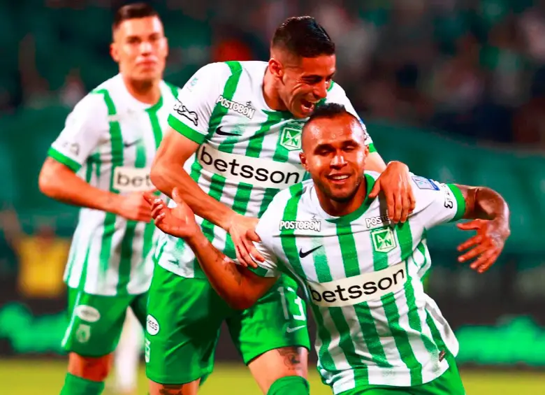 El festejo de la anotación de Andrés Sarmiento, que se convirtió en el 2-1 definitivo a favor de Nacional. FOTO MANUEL SALDARRIAGA