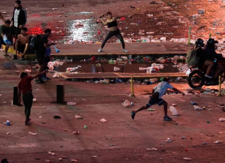Cerca de la medianoche la Policía reprimió con balas de goma y gases a hinchas que no querían desalojar el sector del Obelisco en Buenos Aires. FOTO: EFE