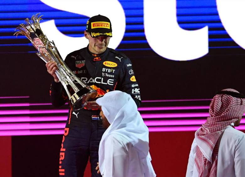 El neerlandés Max Verstappen (Red Bull), último campeón del mundo, ganó el Gran Premio de Arabia Saudí, el segundo del Mundial de Fórmula Uno. FOTO EFE