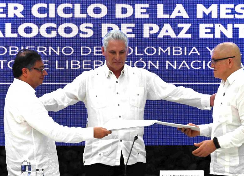 De izquierda a derecha: Gustavo Petro, presidente de Colombia; Miguel Díaz Canel, presidente de Cuba; y Eliécer Chamorro (“Antonio García”), comandante del ELN. FOTO afp