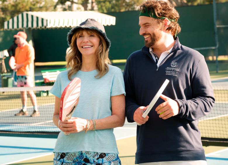 Mary Steenburgen y Jake Johnson en la película The Dink: pasión por el pickleball. FOTO Cortesía Apple TV