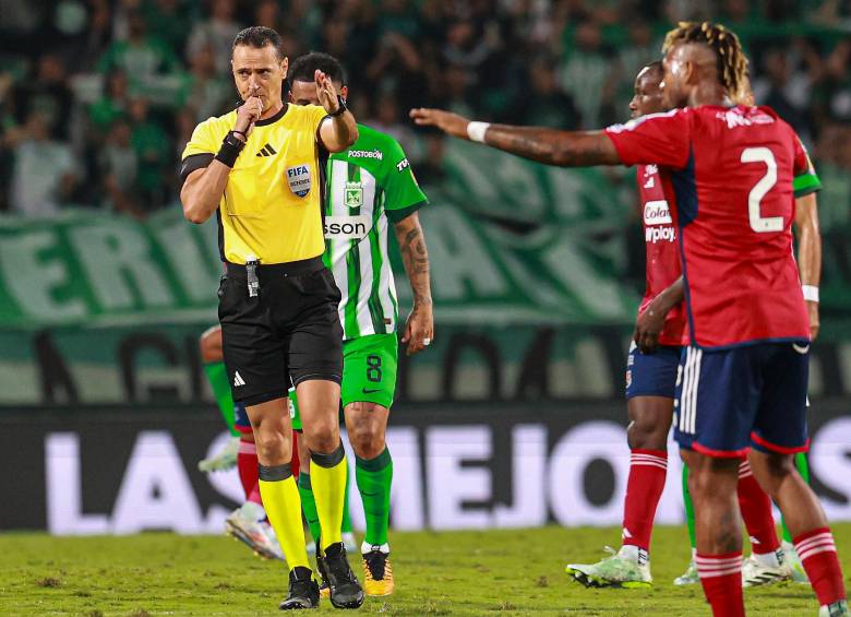 El árbitro antioqueño Wilmar Roldán es el juez que más expulsiones tiene en su registro en el torneo Clausura del fútbol colombiano. Foto: Manuel Saldarriaga