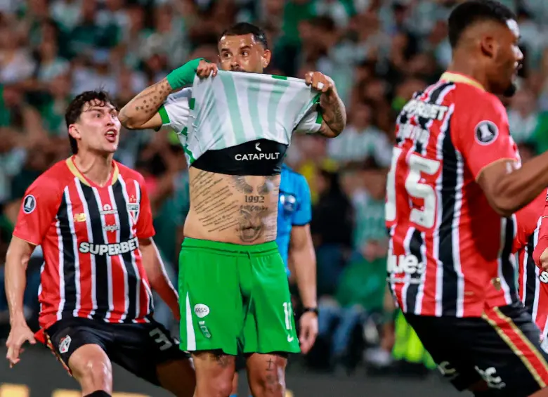 Edwin Cardona luego de errar su segundo penal en la noche. Foto: Manuel Saldarriaga.