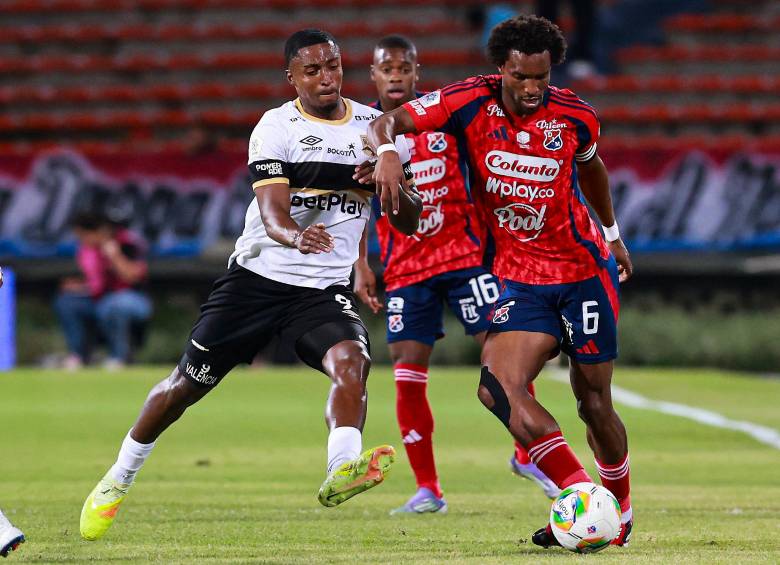 En la imagen aparece Didier Moreno con la pelota. FOTO MANUEL SALDARRIAGA