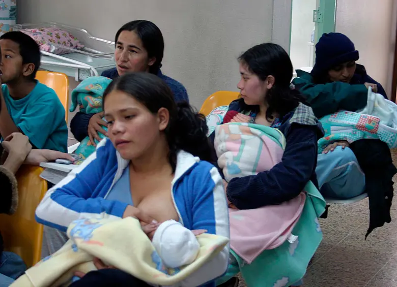 Las mujeres enfrentan desafíos particulares a la hora de acceder a la atención médica. Foto Colprensa.