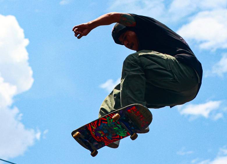Este tipo de skateboarding se centra en el descenso rápido y técnico, exigiendo a los deportistas una concentración máxima, un control absoluto de la tabla y una valentía a prueba de caídas. Foto: Manuel Saldarriaga Quintero.